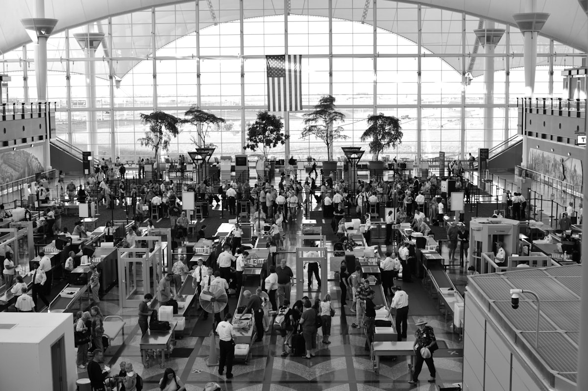 空港でのセキュリティチェックのイメージ