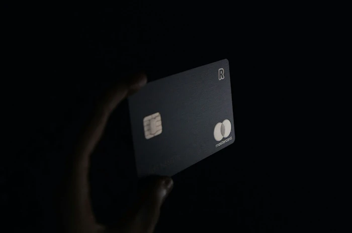 手に持ったクレジットカード