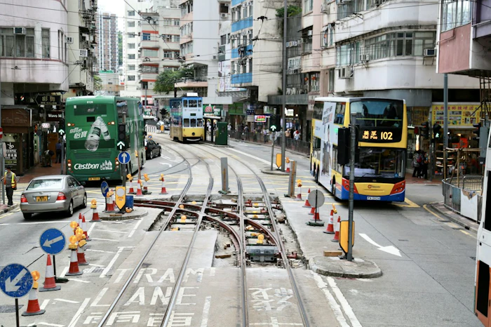 香港の街なかを走るトラムと2階建てバス