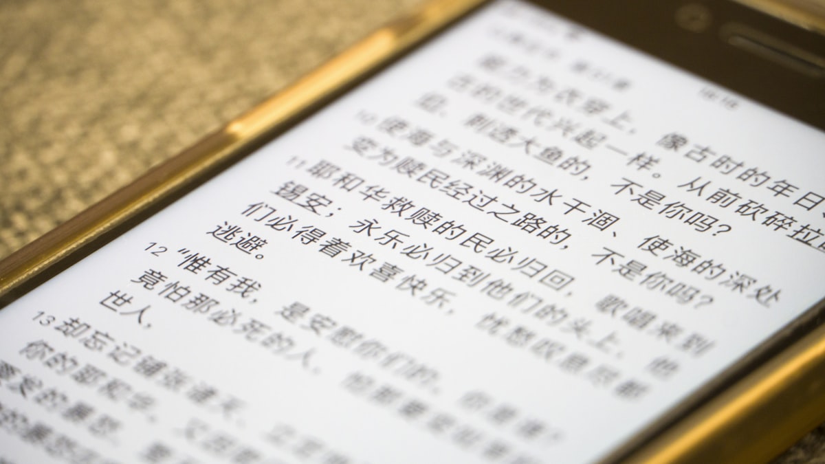 スマートフォンの翻訳アプリを使うイメージ