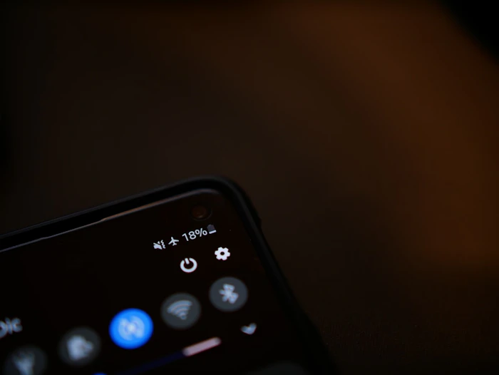 iPhone・AndroidでのeSIM設定手順のイメージ
