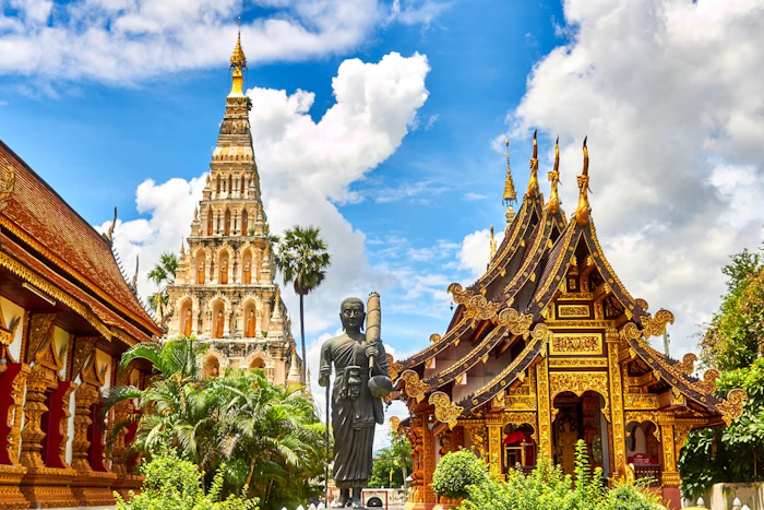 タイの寺院と熱帯の青空