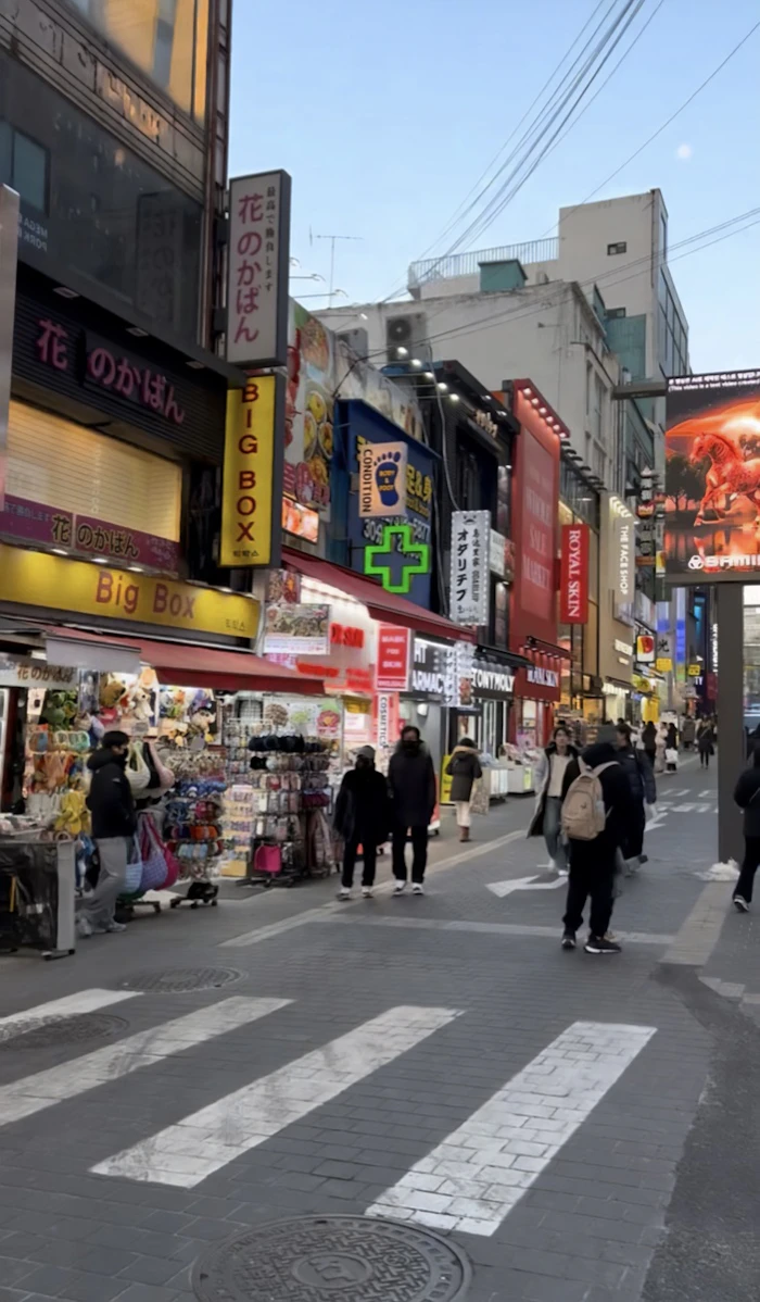 明洞メインストリートの昼間