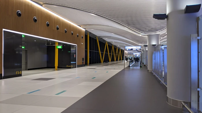 空港で出発を待つ旅行者のイメージ