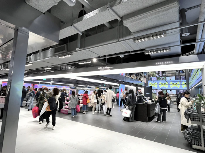 オリーブヤング明洞本店2Fラグジュアリーエディット売り場。買い物客で賑わう