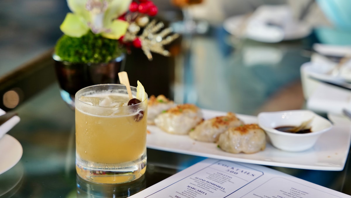 ラウンジの食事サービス