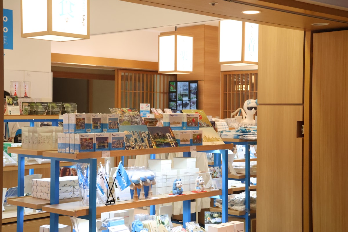 空港の売店で変換プラグを購入