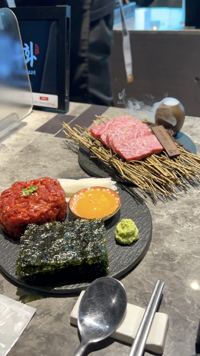 ウファ 韓牛の炙りとユッケの盛り合わせ