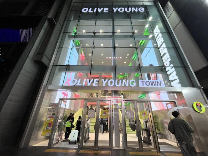明洞本店OLIVE YOUNG TOWNの外観。夜間営業時のネオン看板
