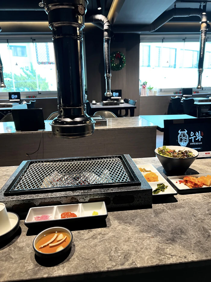 ウファ 店内の炭火ロースター席