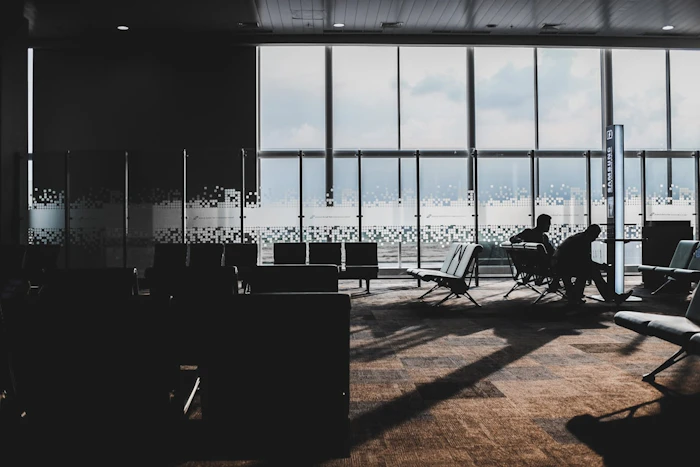 空港で出発を待つ旅行者のイメージ