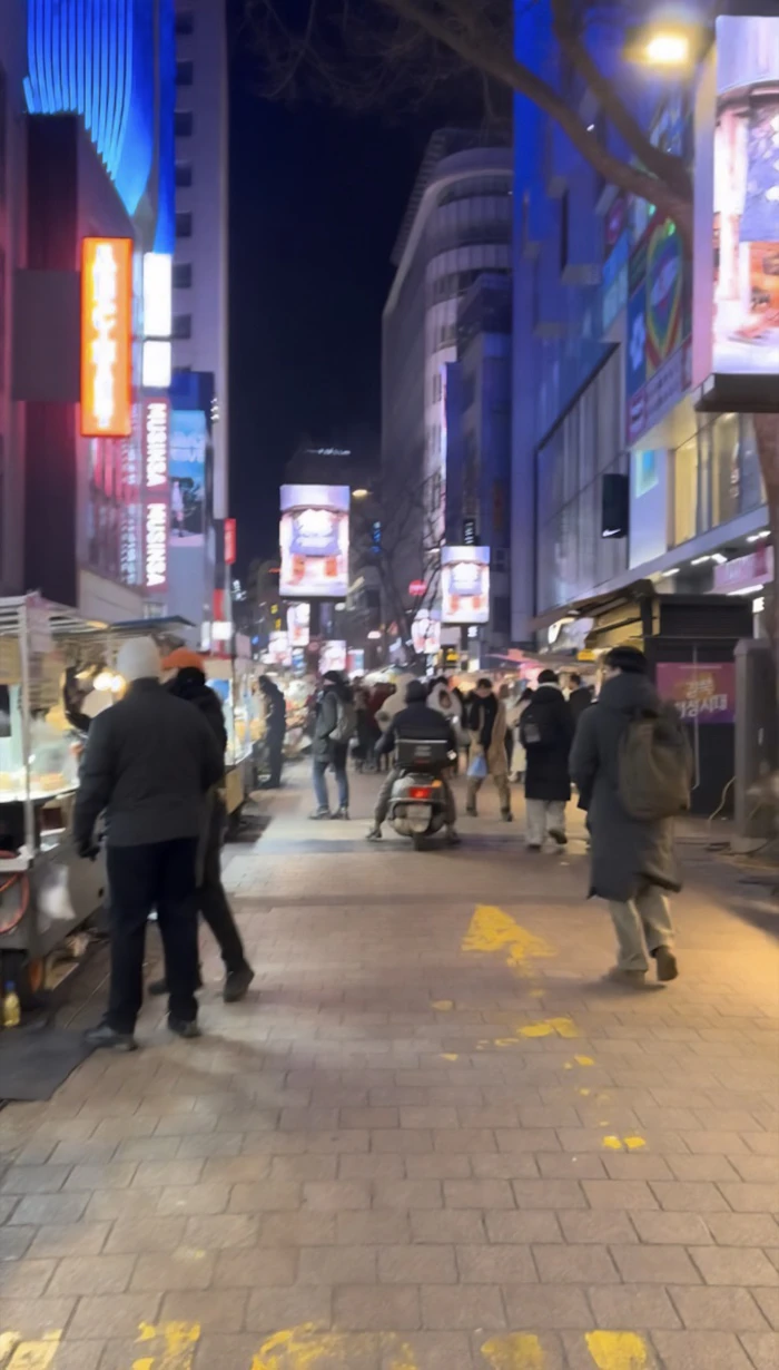 明洞の夜のメインストリート