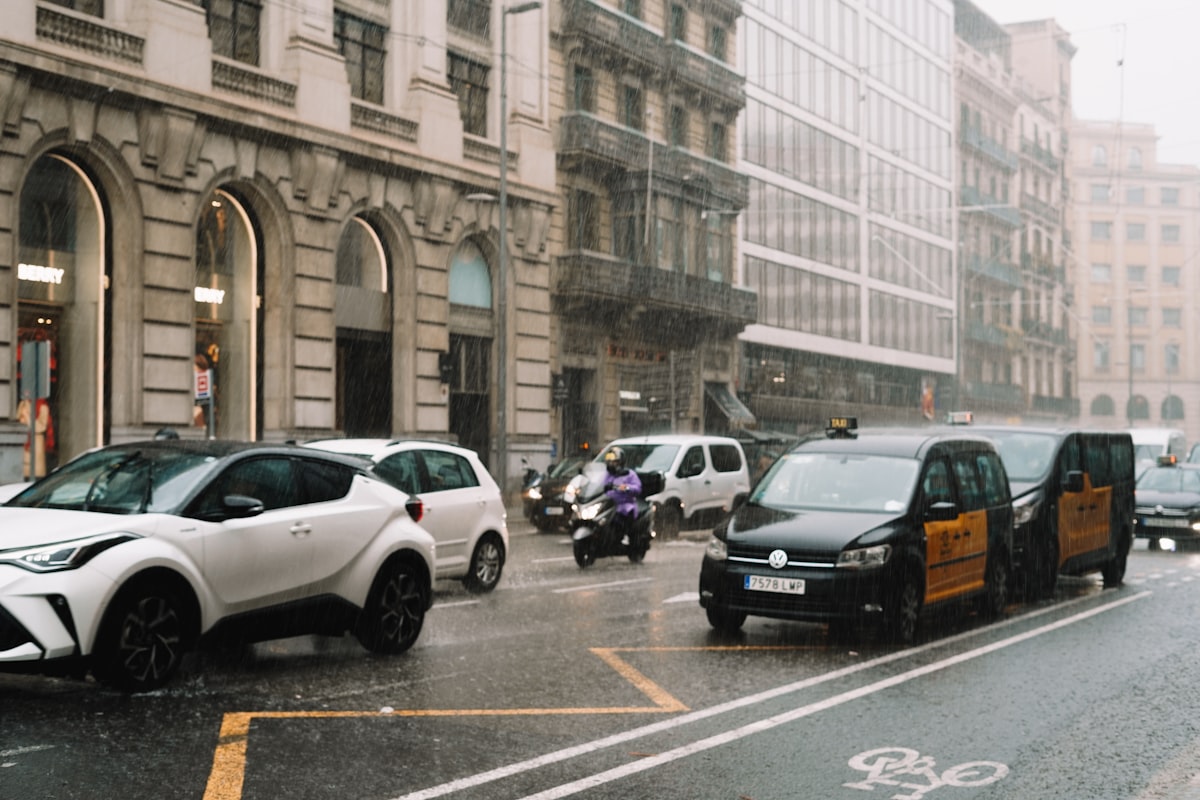 A city street filled with lots of traffic