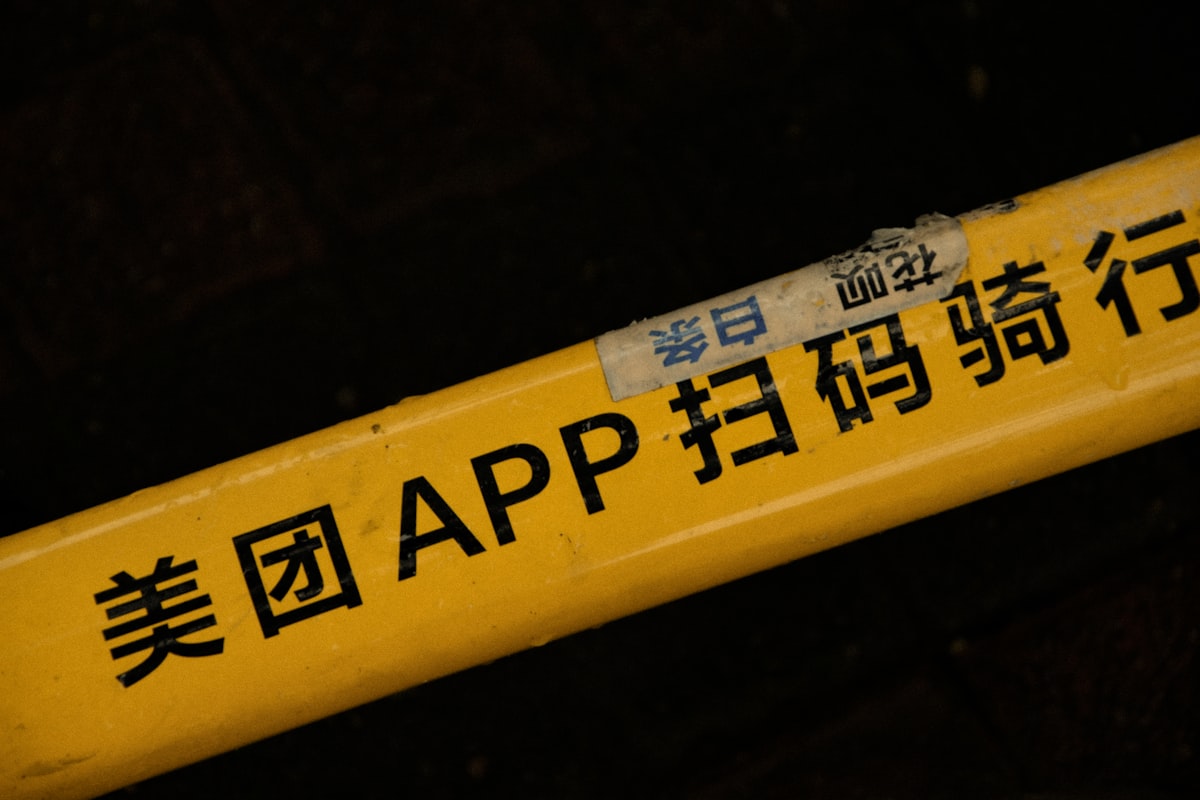 スマートフォンの翻訳アプリを使う様子