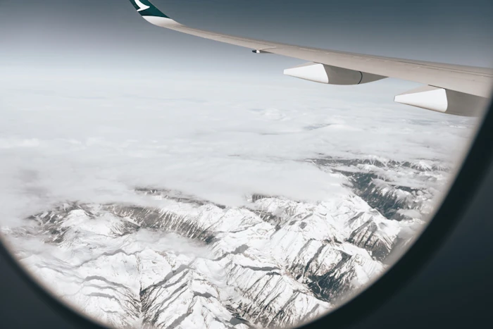 飛行機での旅行イメージ