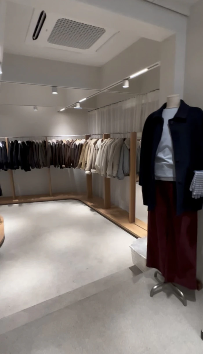 MIROMIRO 店内のアパレルディスプレイ