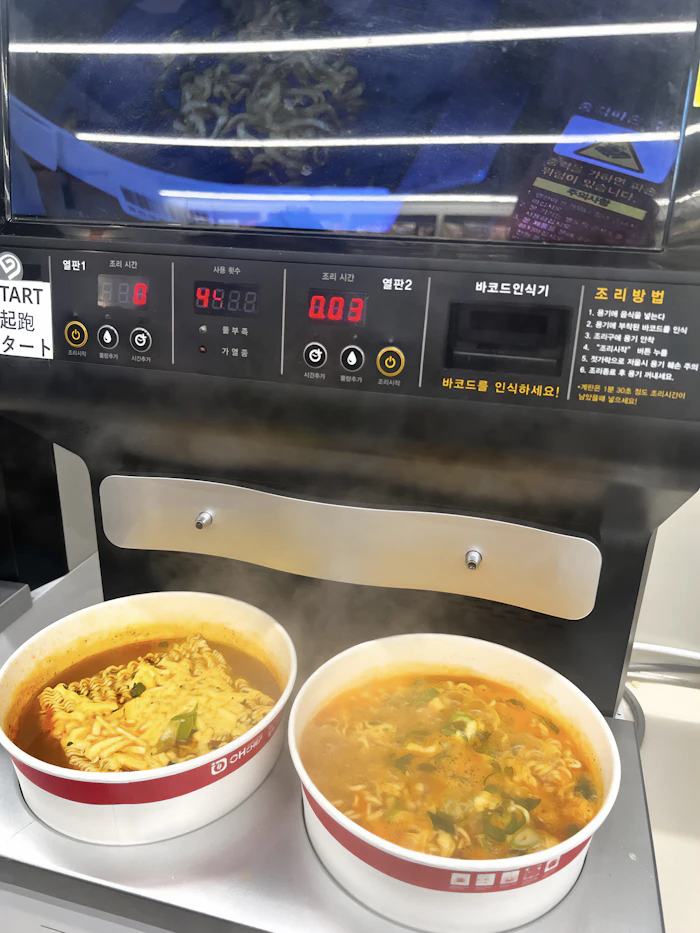 韓国コンビニのラーメン自動調理機