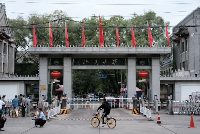 赤い旗が並ぶ北京大学の正門