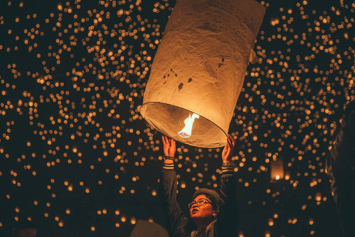 タイの祭りで灯される灯篭