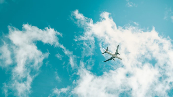 空を飛ぶ飛行機