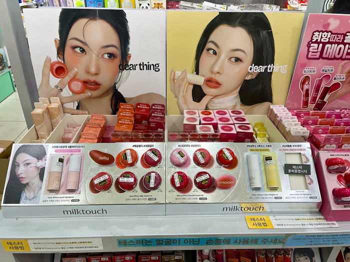ダイソー梨泰院店のコスメ什器。dear thingやmilktouchのリップ&チークなど、ロードショップでは見つけにくいブランドも揃う。