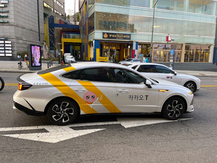 白+黄色ライン入りのカカオT提携タクシー