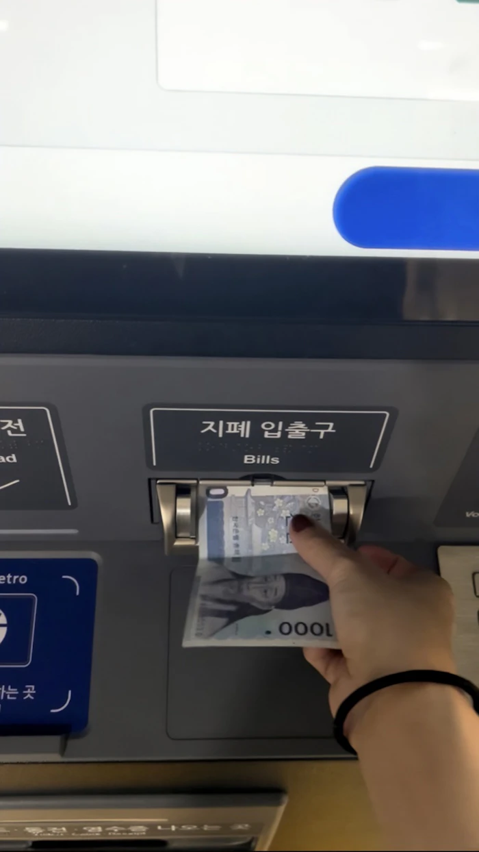券売機の紙幣投入口