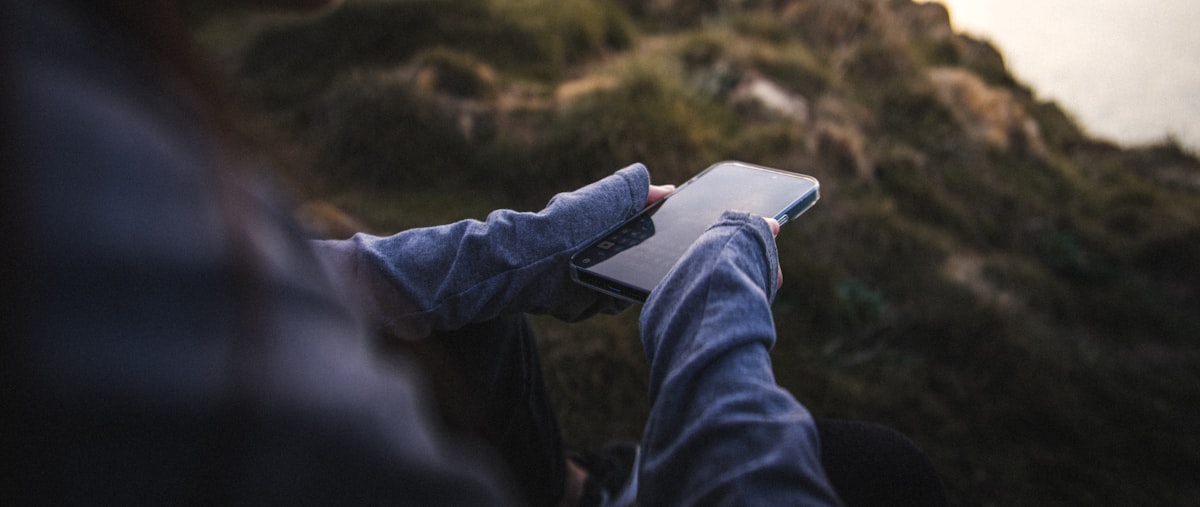 海外旅行でスマートフォンを操作する旅行者