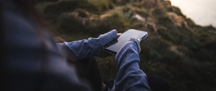 海外旅行でスマートフォンを操作する旅行者
