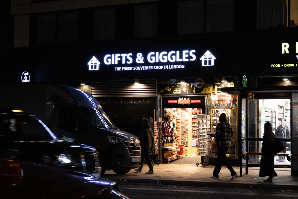 海外でショッピングを楽しむ旅行者