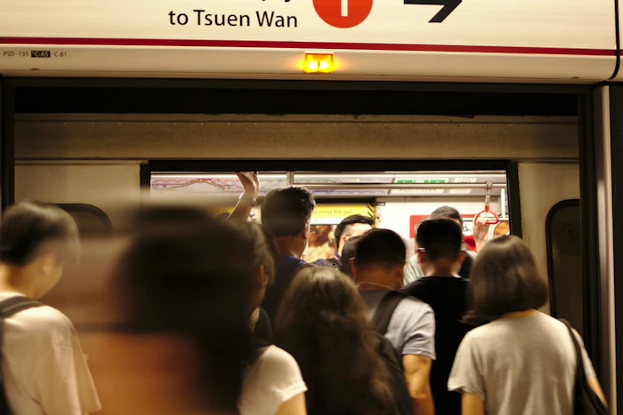 香港MTRの車両に乗り込む乗客