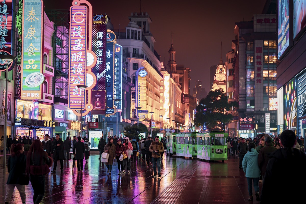 中国・上海の繁華街の夜景