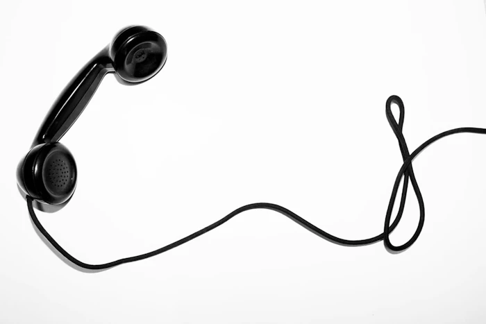 スマートフォンで電話をかける様子