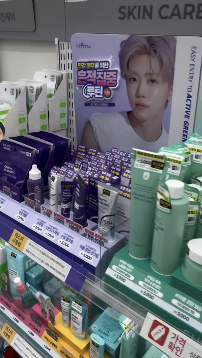 韓国ダイソーのスキンケア棚。W Tree Onion Blemish、CURE ALOEなど韓国発ブランド