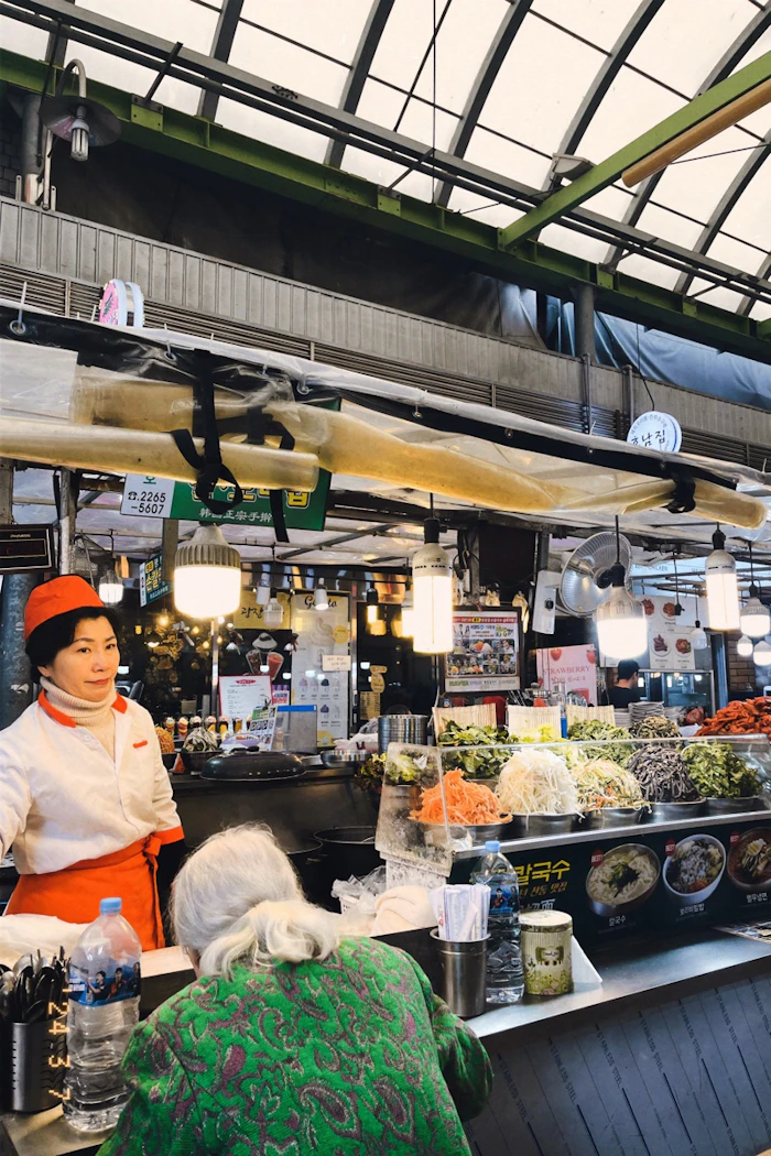 広蔵市場の食堂カウンター