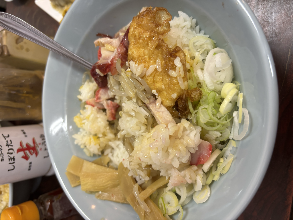 たれをかけて混ぜられた酔來丼