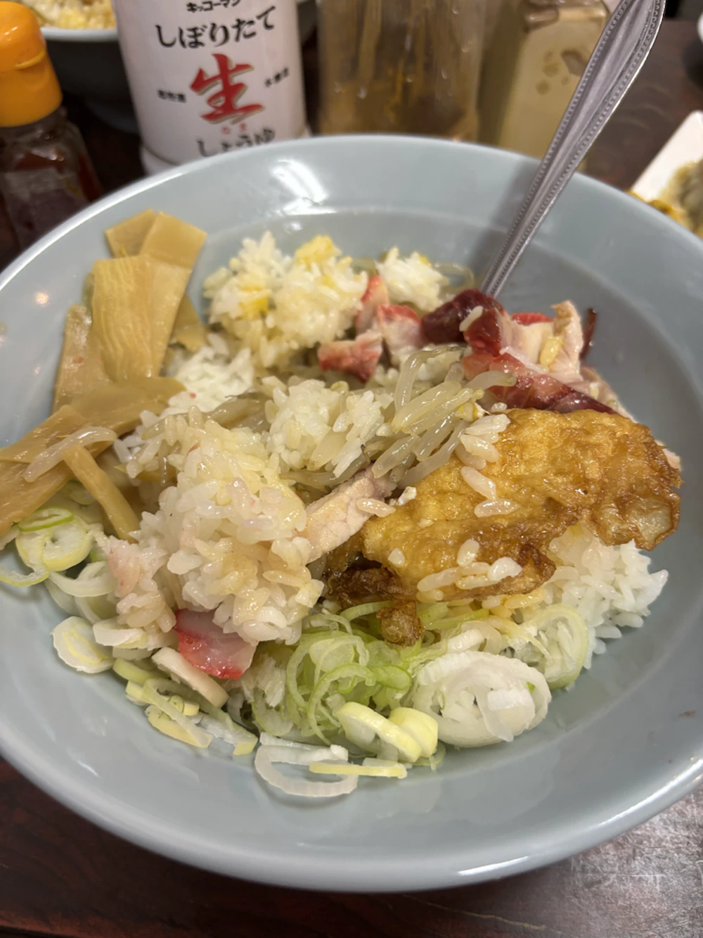 たれをかけて混ぜられた酔來丼