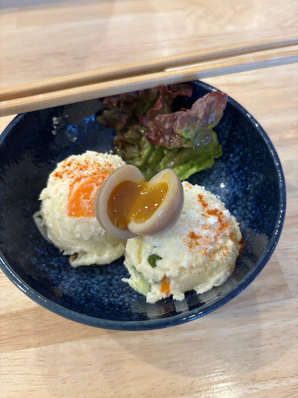 ポテトサラダ。半熟タマゴがある。