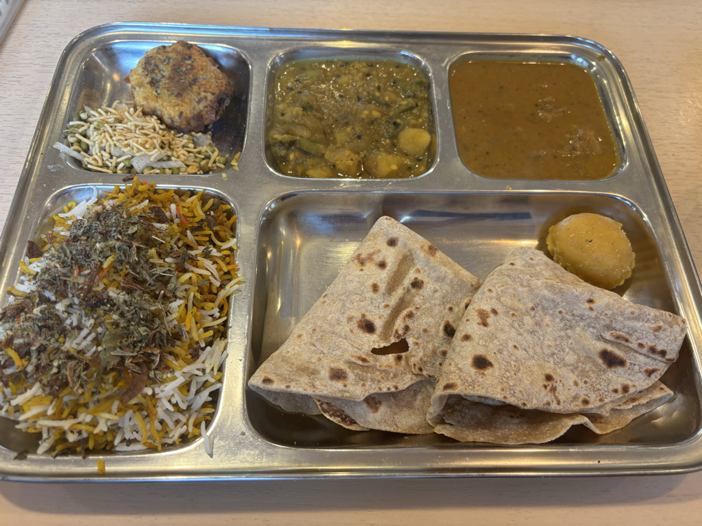 マトンビリヤニとカレー２種