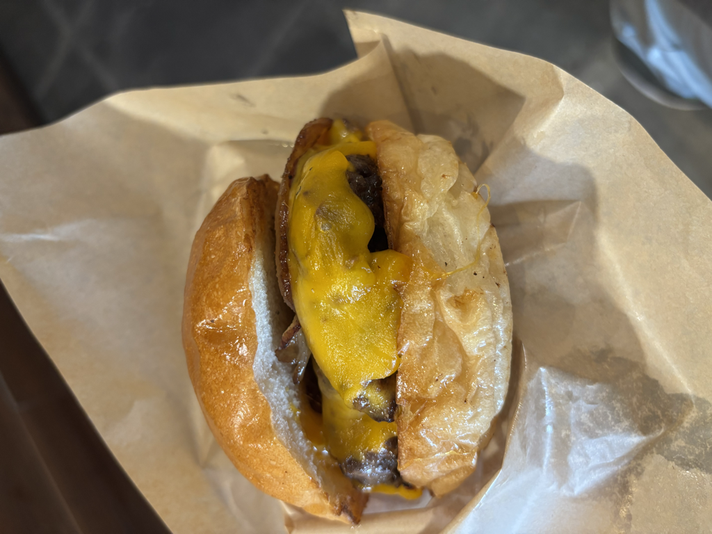 紙に包まれたバーガー