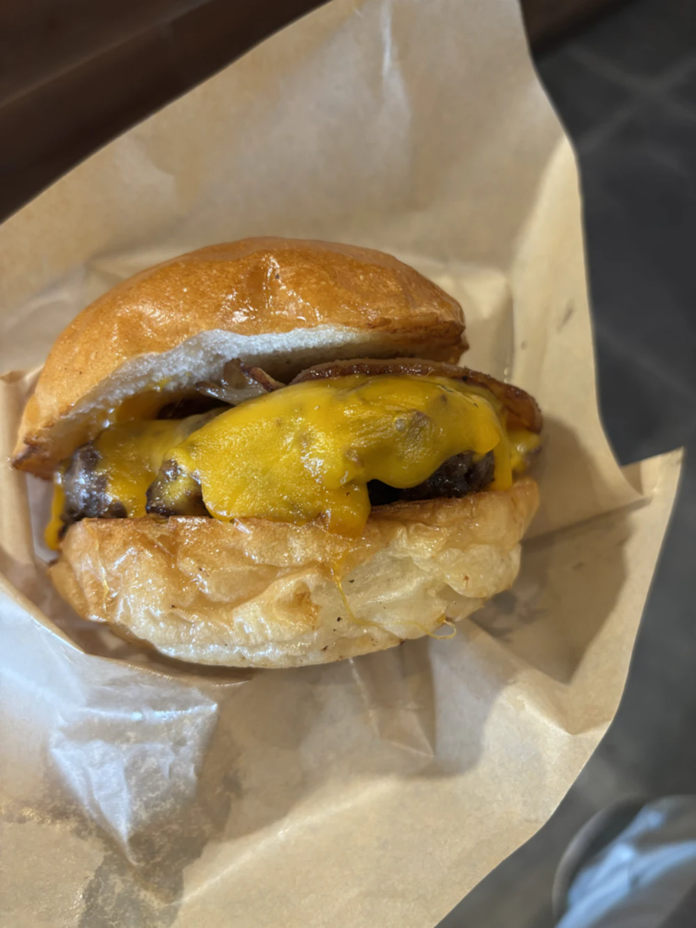 紙に包まれたバーガー