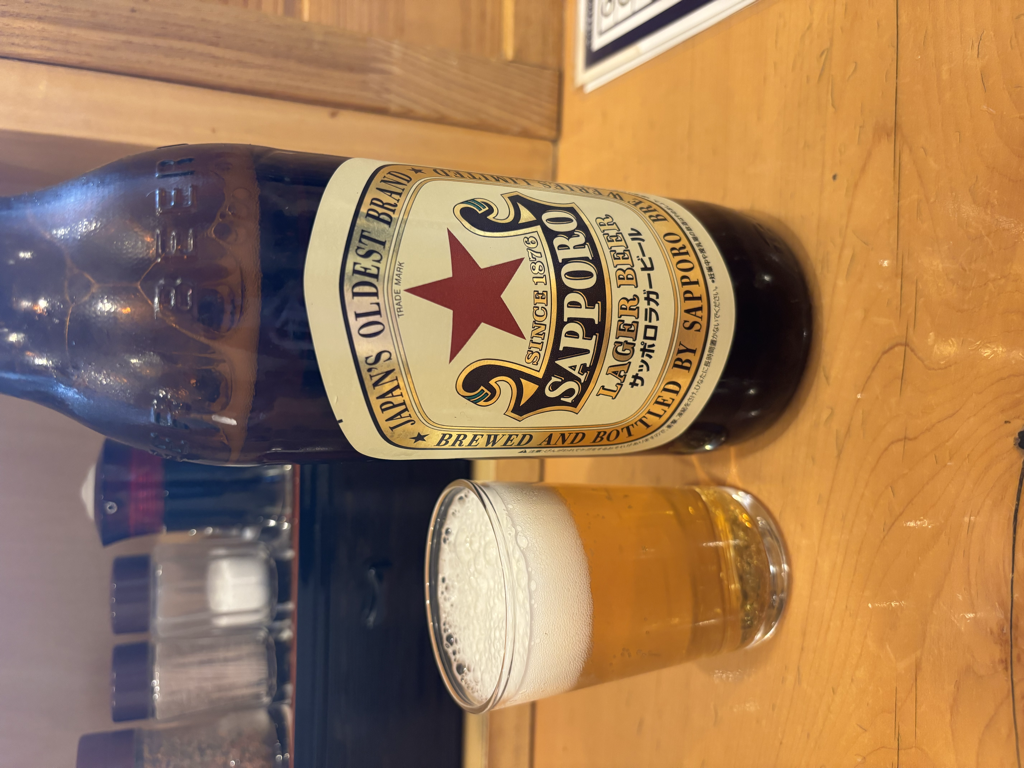 赤星。大瓶とグラスに注がれたビール。