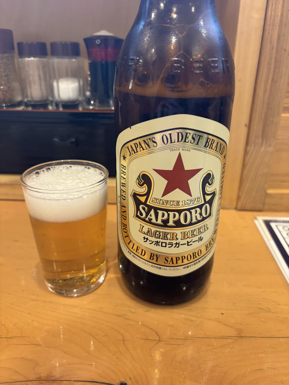 赤星。大瓶とグラスに注がれたビール。