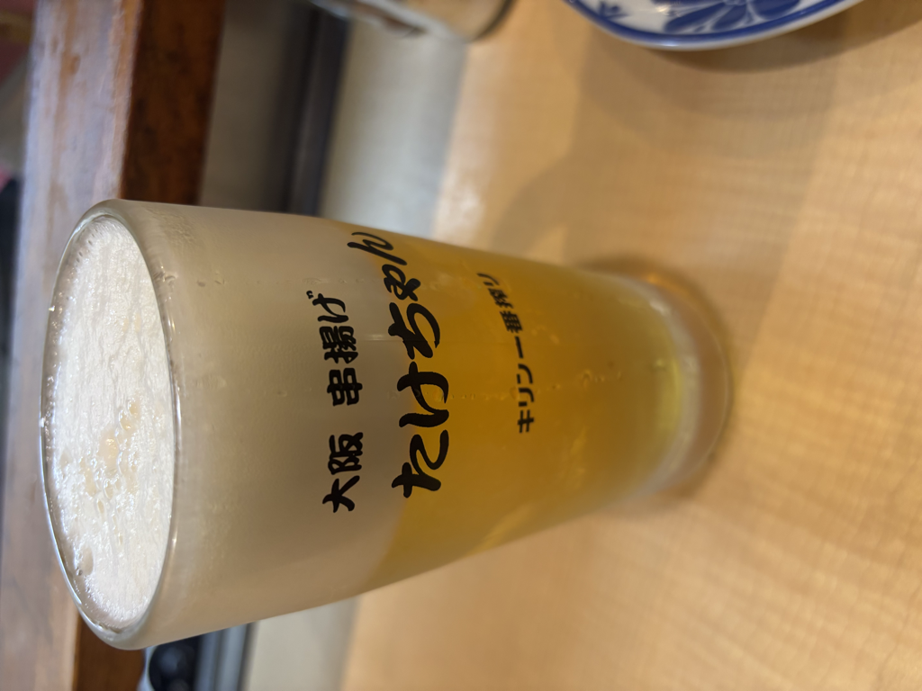 生ビール。たけちゃんという店名がグラスに書かれている