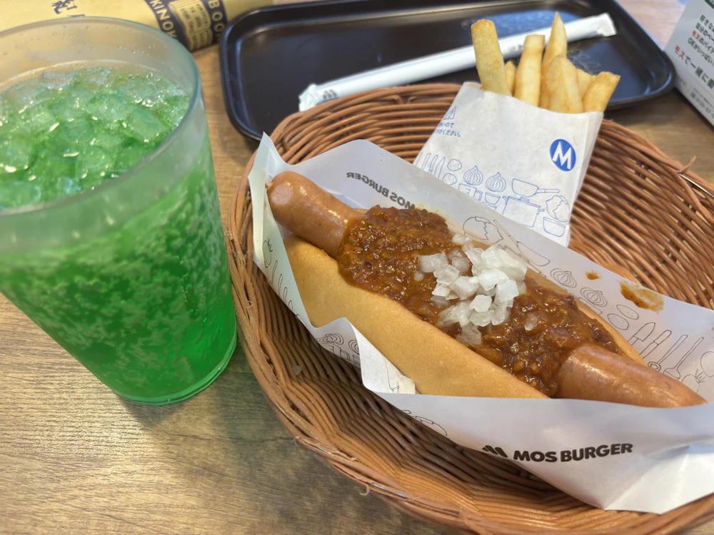 メロンソーダとチリドッグ