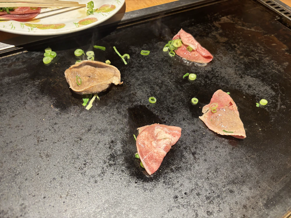 塩タンを焼いている図
