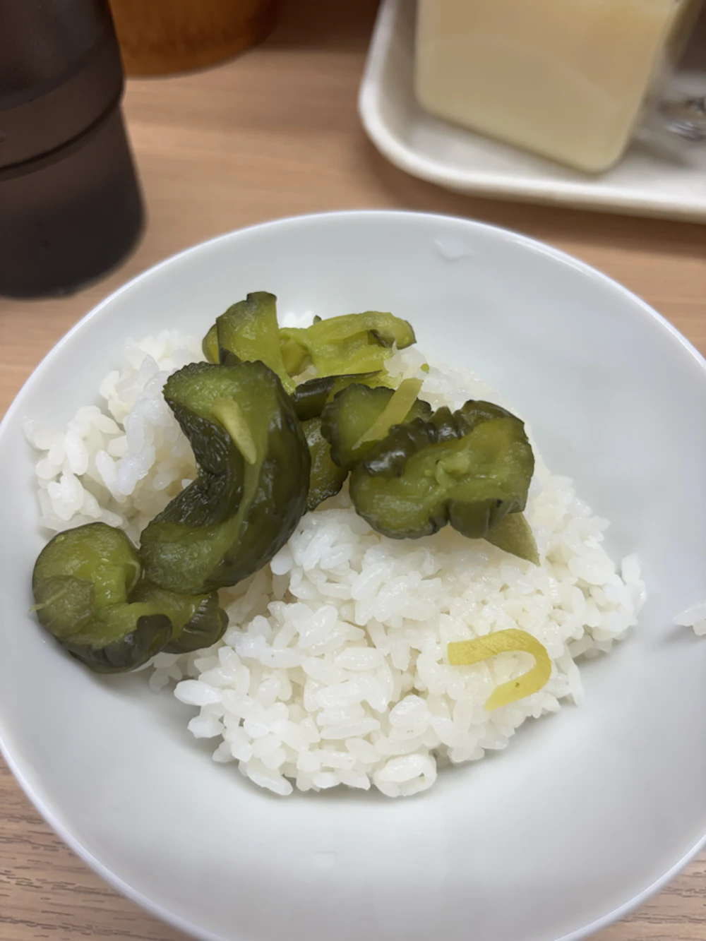 小ライスに乗った漬物