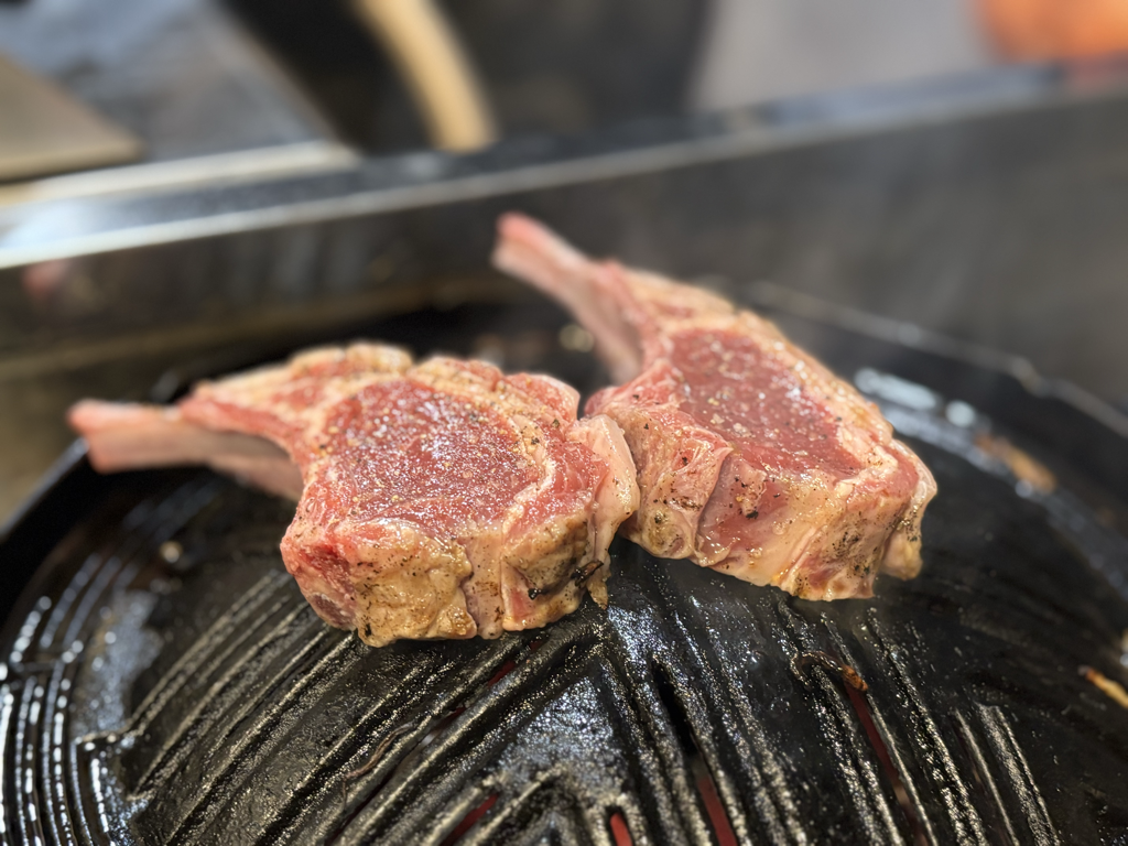 ラムチョップ。鉄板で焼いている。