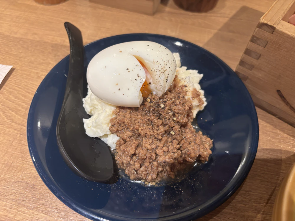 半熟卵と肉味噌のポテトサラダ