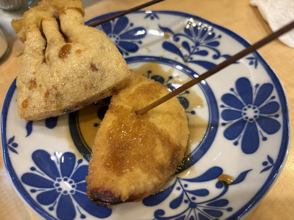 油揚げに包まれた納豆とハムカツ